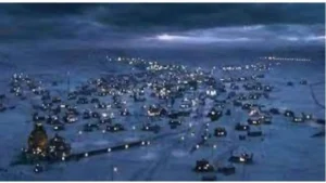 مدينة تعيش 65 يومًا بلا شمس بسبب ظاهرة مناخية تؤثر على الحياة اليومية